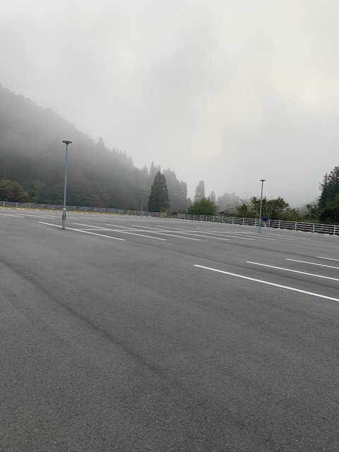 飛騨金山ハーフマラソンの駐車場です。まだ一台も停まっていません