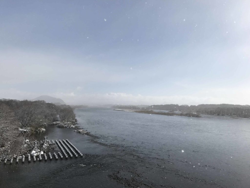 冬の木曽川の様子の写真です。ゆきがまっていてとても寒そうです。