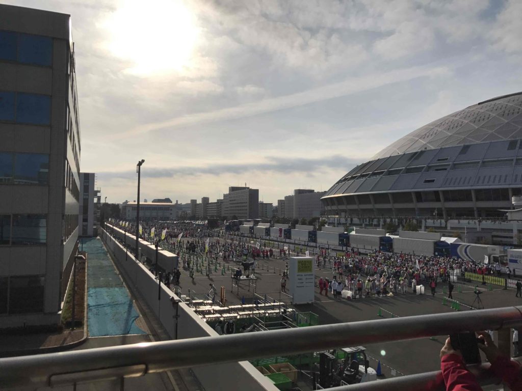 名古屋ウイメンズマラソンのスタート地点のバンテリンドームの様子の写真です。
