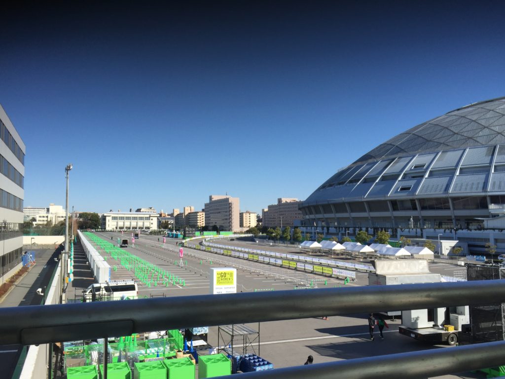 名古屋ウイメンズマラソンのスタート地点のバンテリンドームの様子の写真です。