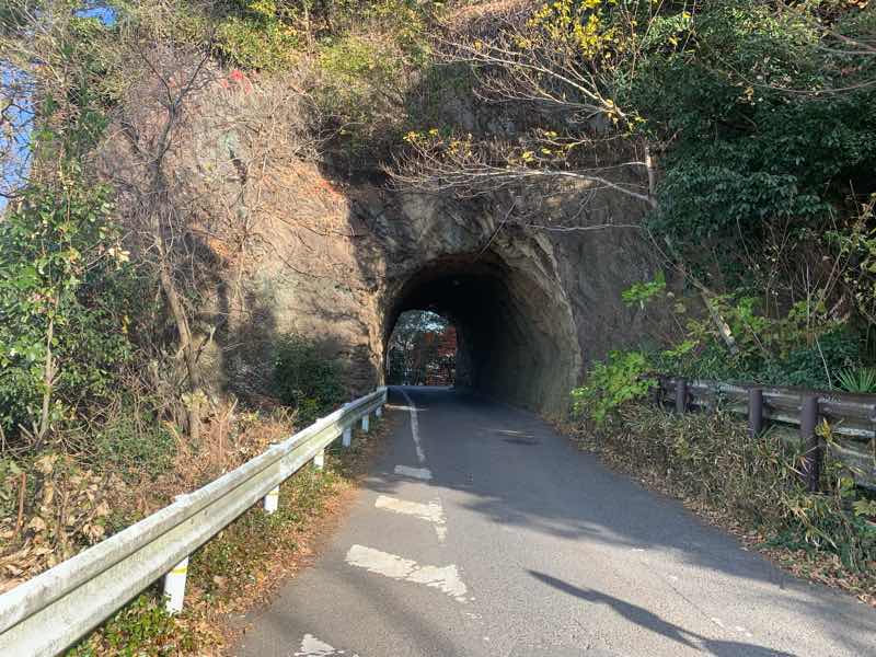 犬山ハーフマラソンのコース上にあるトンネルの写真です。2023年の大会はこのトンネルの壁の剥離が見つかったため開催が中止されました。
