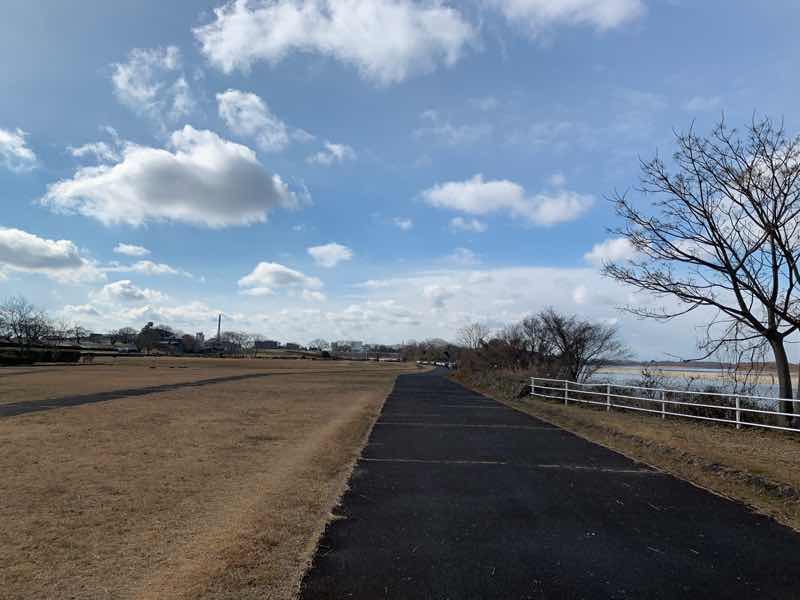 木曽川沿いのランニングコースの写真です。