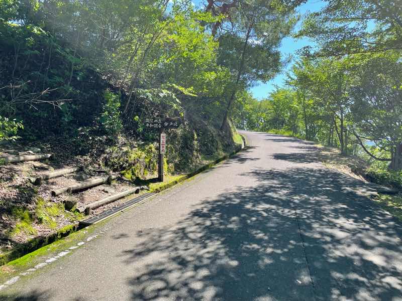 岐阜県各務原市鵜沼にある日本ラインうぬまの森のハイキングコースの萩の道の様子です。